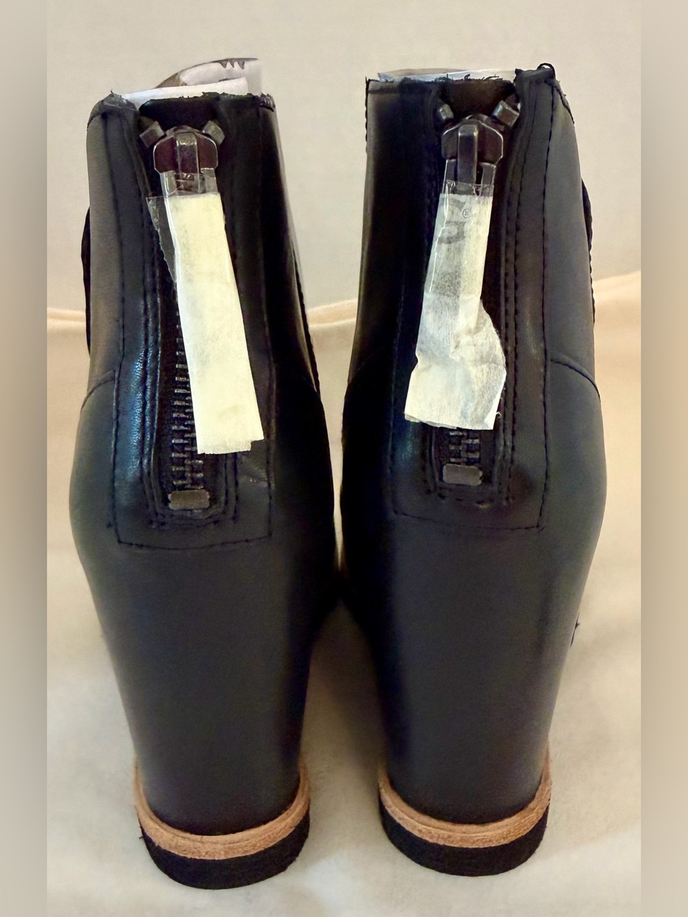 UGG Amal Black Leather Hidden Wedge Ankle Boots Women’s 7 NIB + Dust Bag - Picture 6 of 10